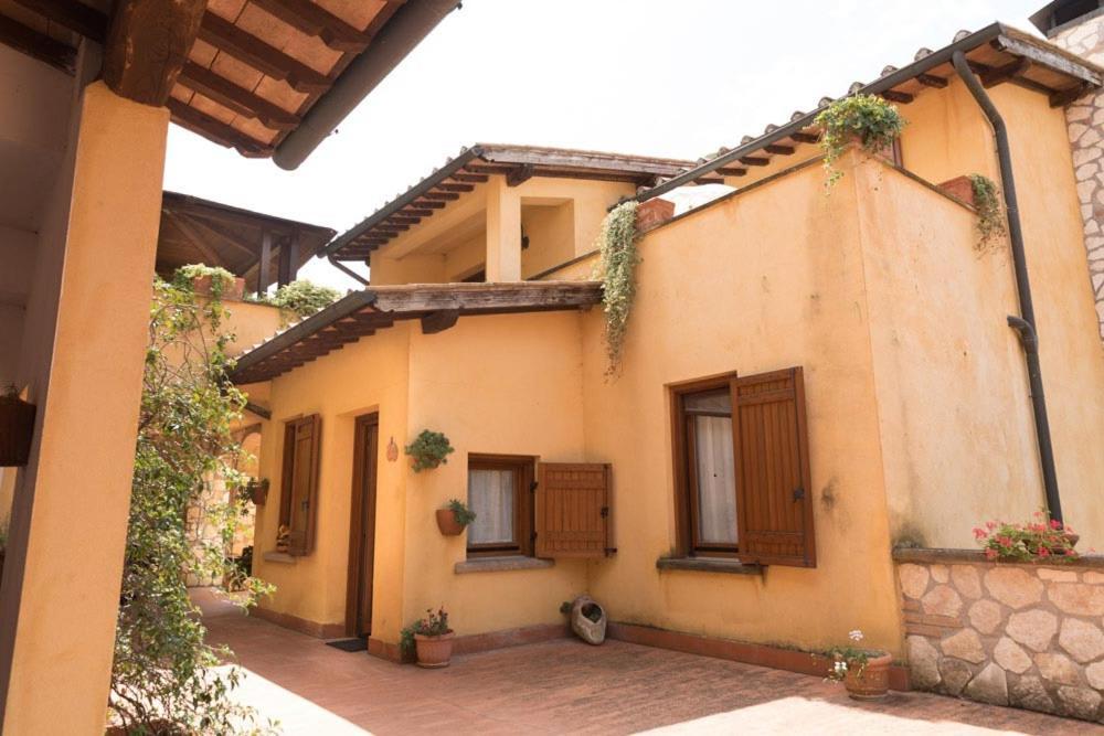 Agriturismo La Vecchia Fattoria Orte Exterior photo