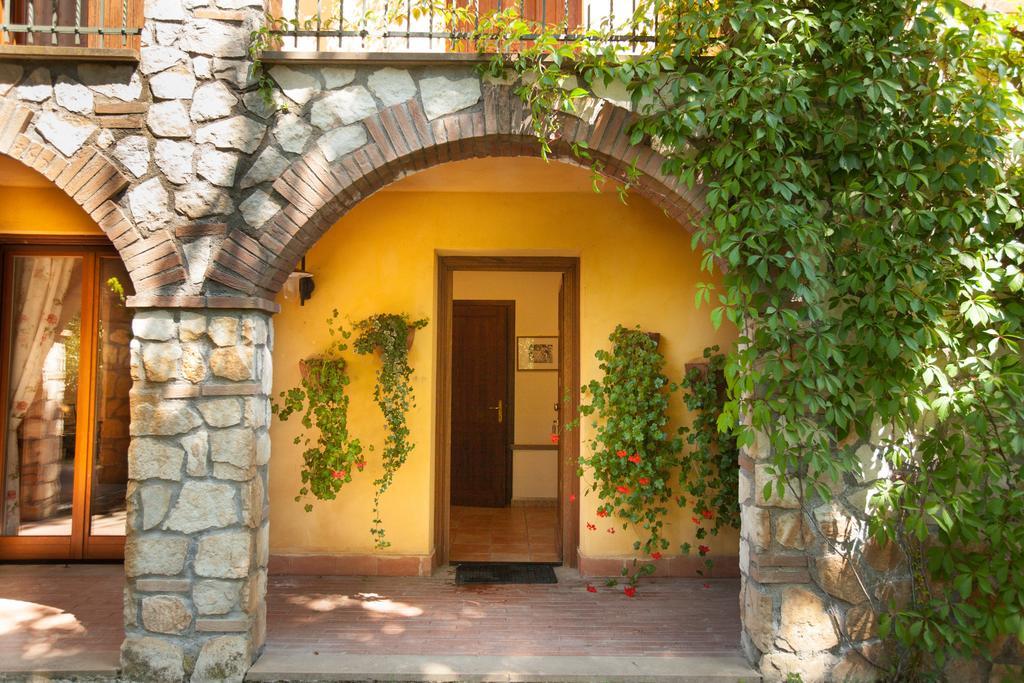 Agriturismo La Vecchia Fattoria Orte Exterior photo